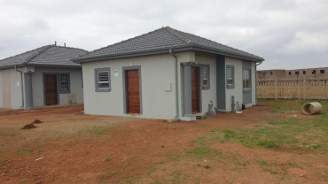 Set in a secure complex – 3 bedroom 1 bathroom spacious house