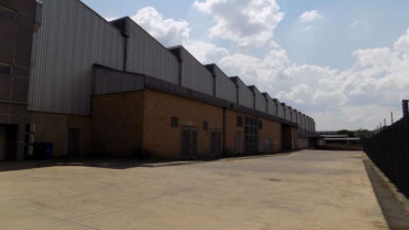 Warehouse with cranes to let in Roodekop