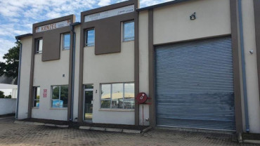 Warehouse For Sale in Upmarket Business Park