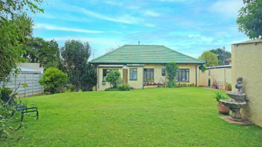 3 Bed Family Home Talboton! Plus – Separate, Income Producing Cottage with Own Garden
