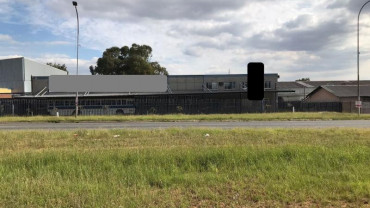 Situated along Main Reef road in Roodepoort, this stand alone warehouse is easily accessible from the N1 motorway via the Maraisburg off-ramp.