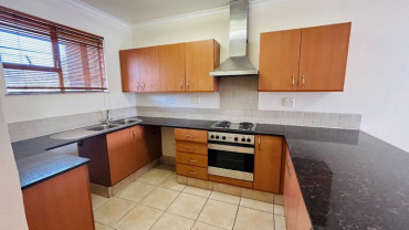 Spacious and Sunny 2 bedroom, 2 bathroom apartment in central Sandton.